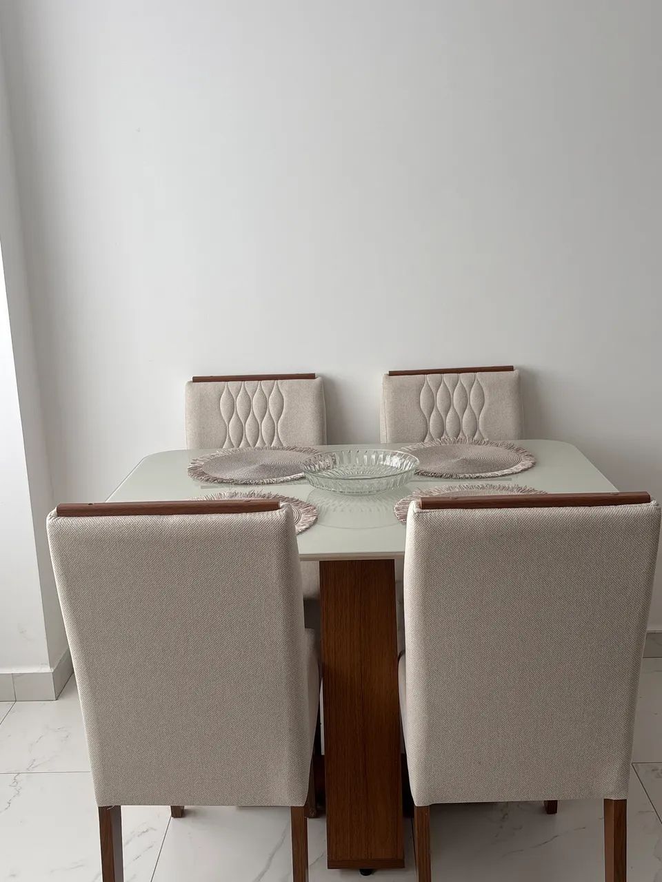 Mesa de Jantar 4 Lugares com Tampo de Vidro e 4 Cadeiras Estofadas - Foto 5