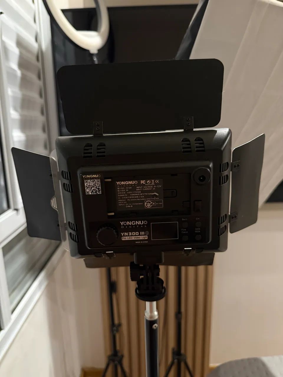 Kit Iluminação Yongnuo YN300 III (2 LEDs + Baterias + Fontes + Tripés) - Foto 4