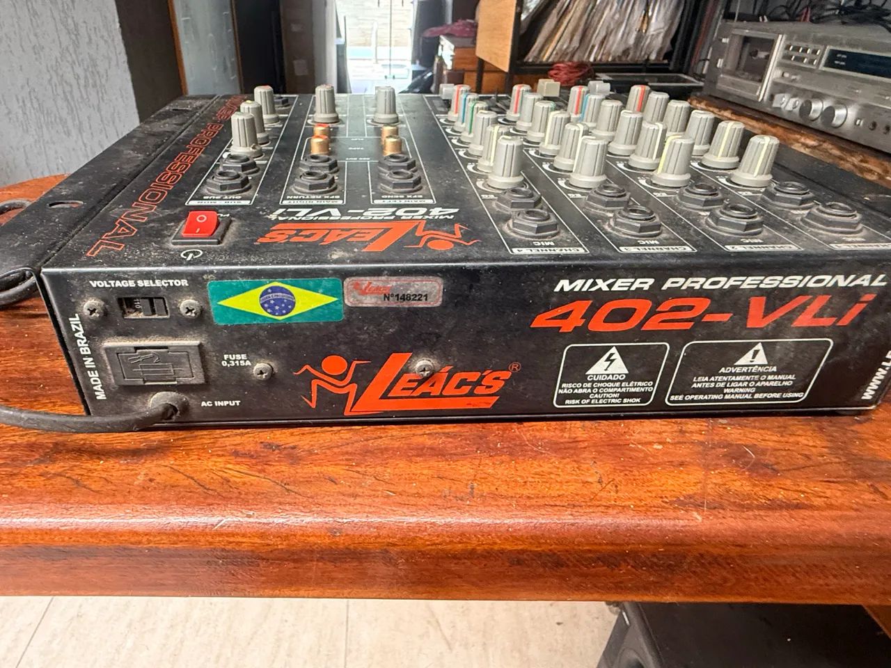 Mesa de som  Leacs 402 com 6 canais 