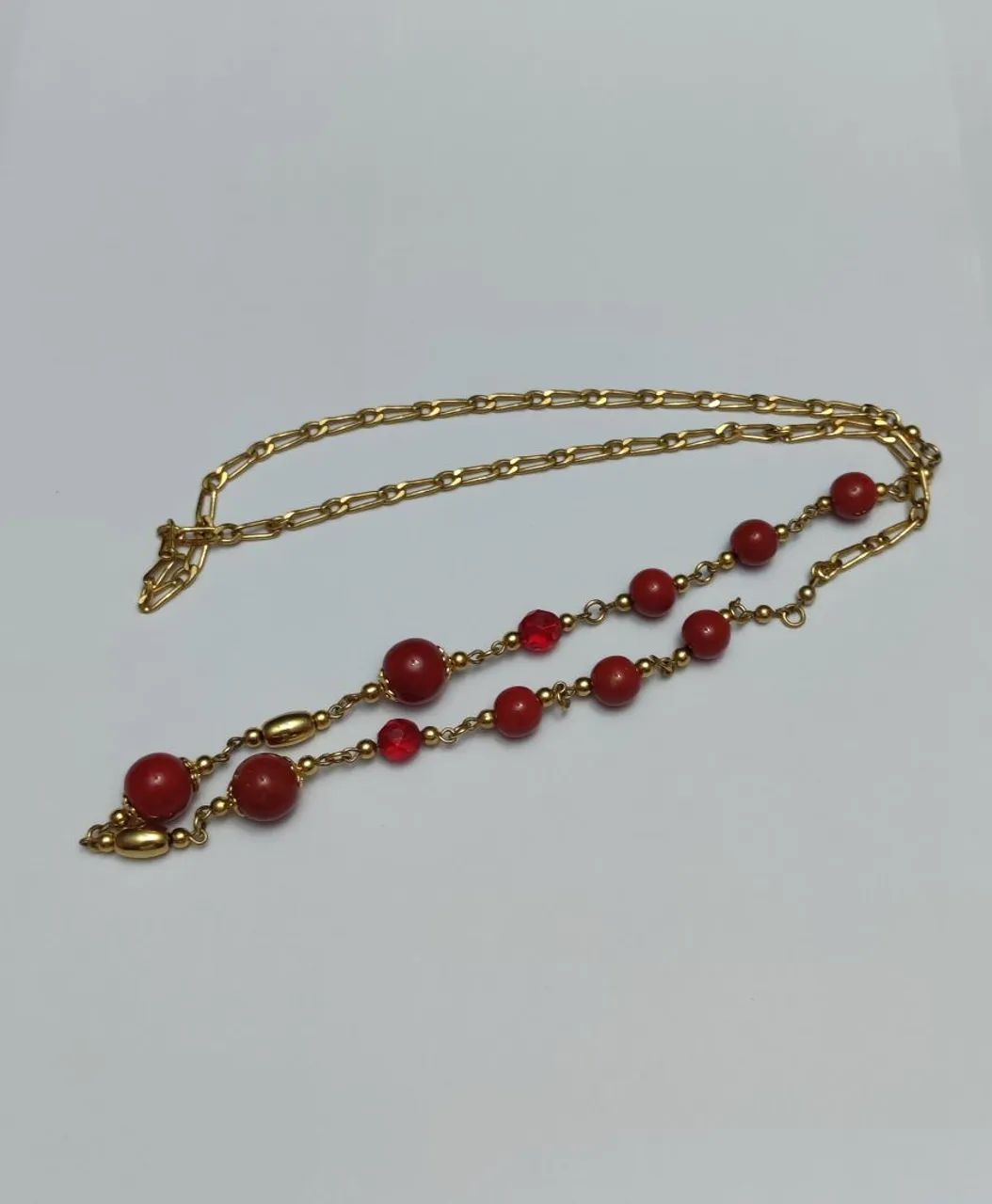 Colar Feminino Vermelho e Dourado Vintage Elegante - Foto 2