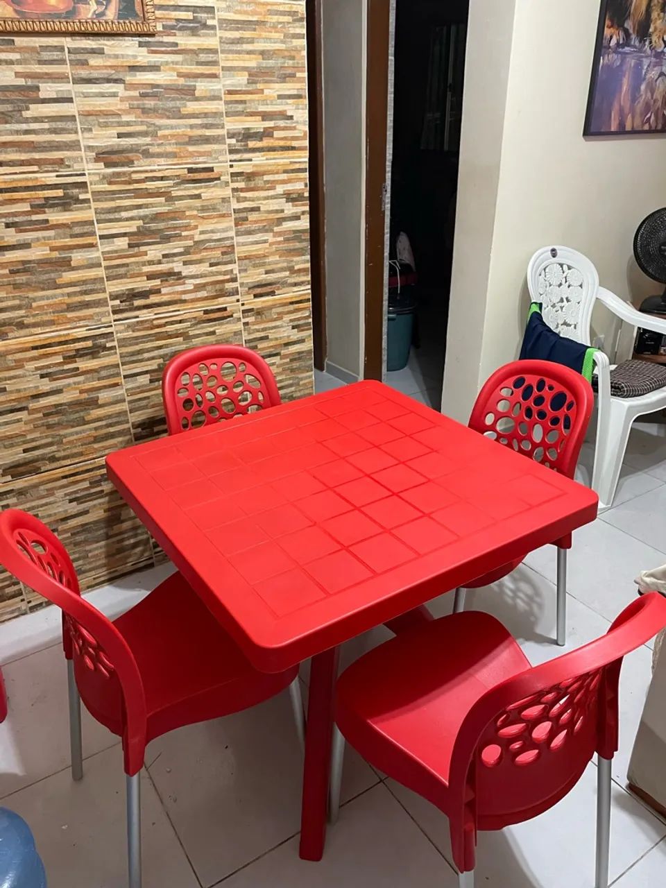 Mesa seminova com 4 cadeiras