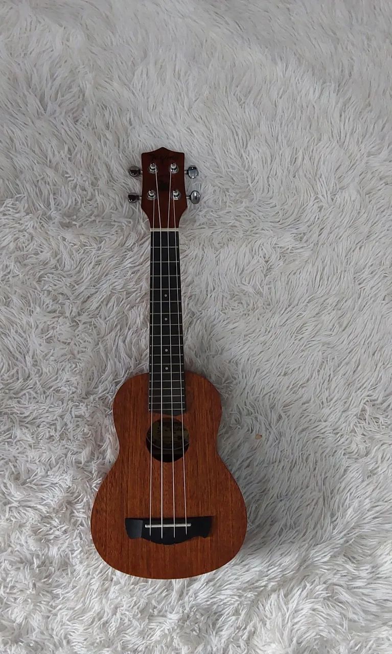 Vendo ukulele usado + capa acolchoada + correia