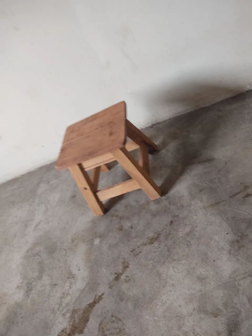 Título: Banquinho de Madeira Maciça Rústico - Muito Resistente - Foto 2