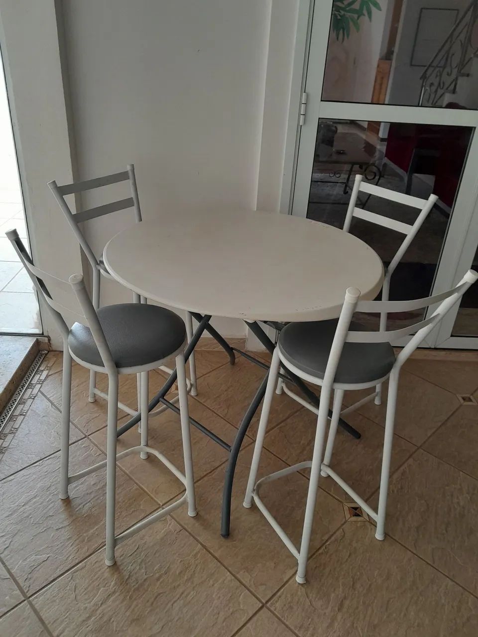 mesa 90 cm com 4 banquetas