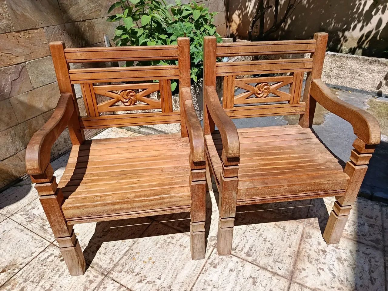 Duas poltronas de madeira rústica 