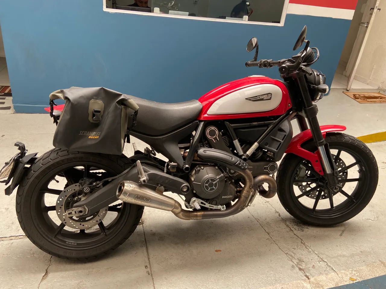 Ducati Scrambler vermelha com Arrow e acessórios  - Foto 5