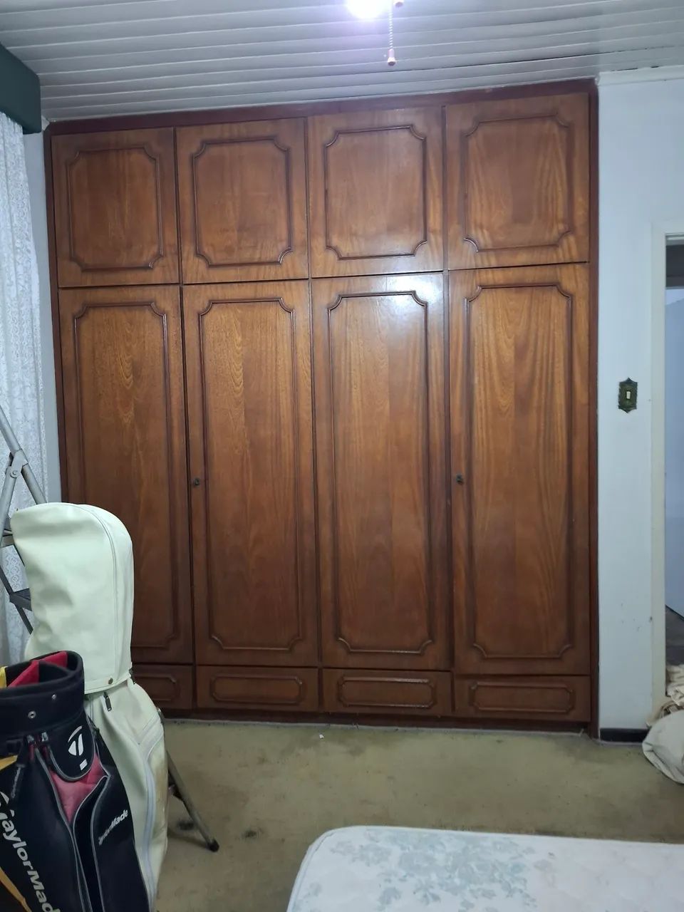 Oportunidade: Guarda-Roupa Clássico em Madeira Maciça (Cerejeira)