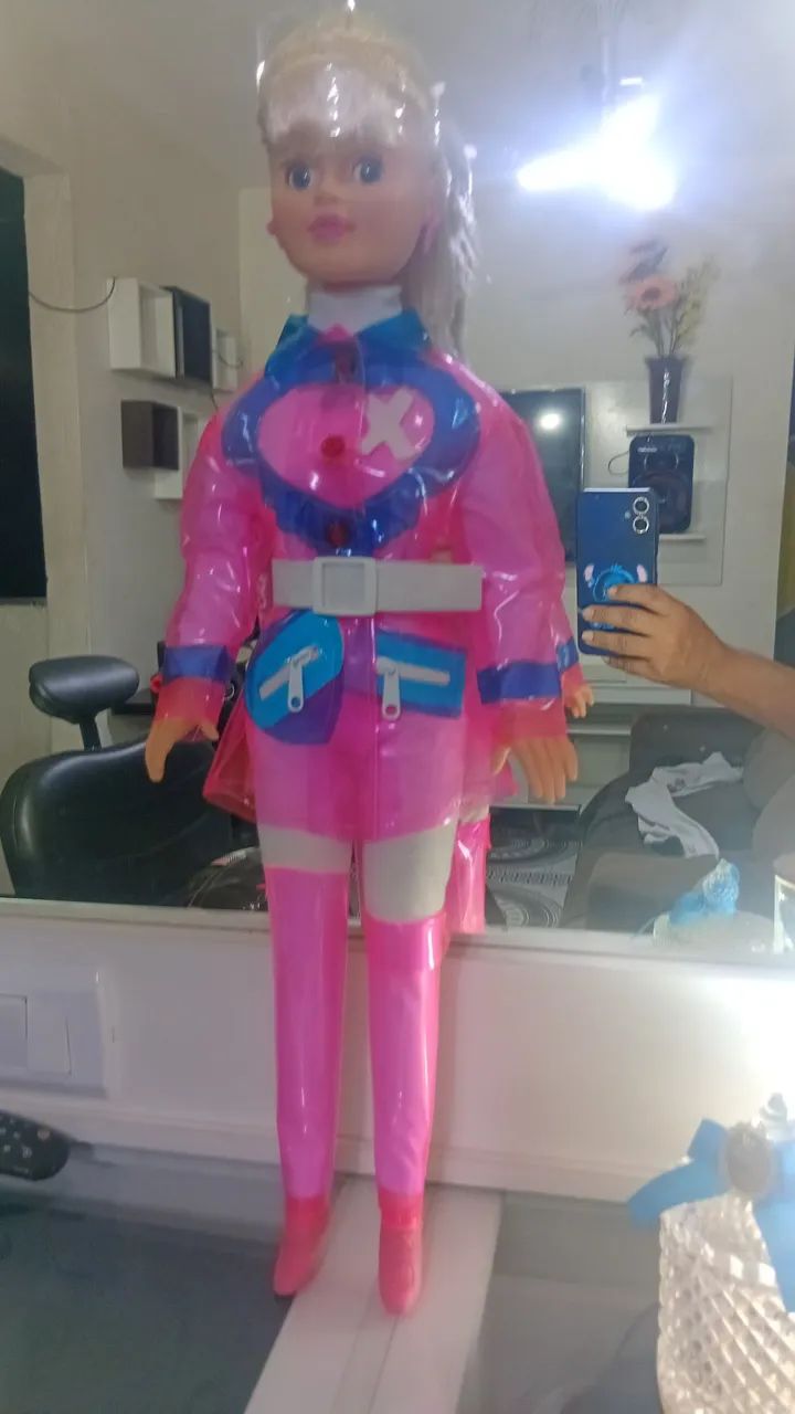 Bonecas da boneca xuxa de plástico no mesmo tecido do casaco