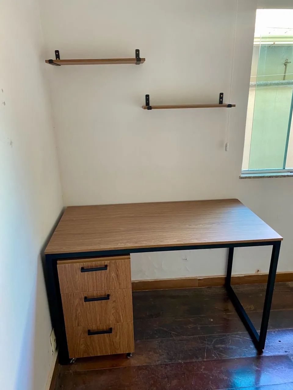 Mesa estilo industrial, gaveteiro com rodinhas de trava e prateleiras - Foto 2