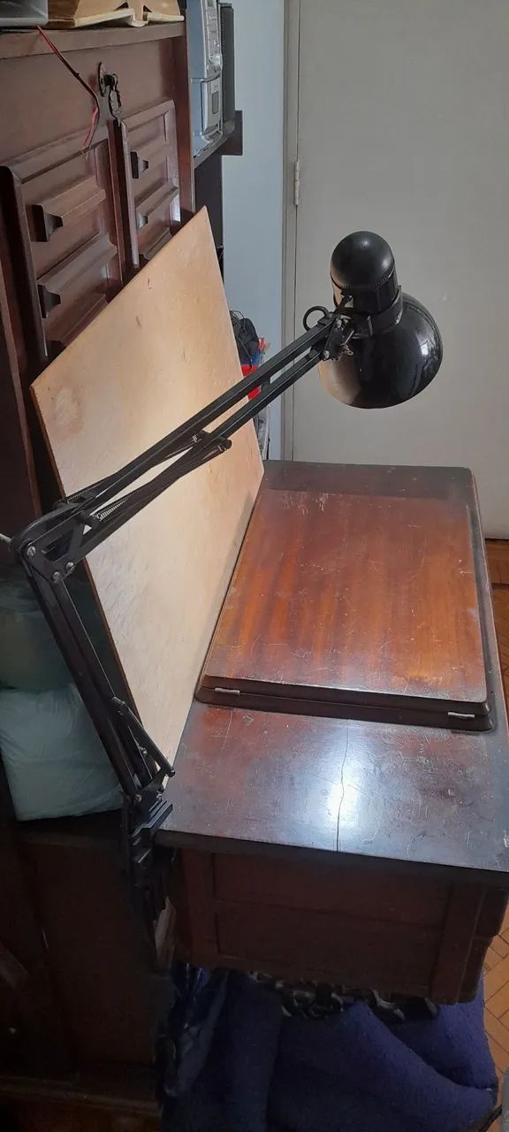 Luminária metálica de mesa, articulada 