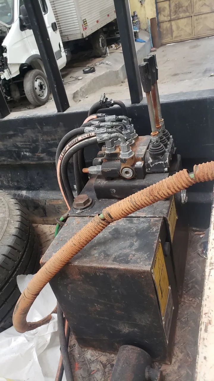 Carroceria de ferro com munck elétrico  - Foto 7