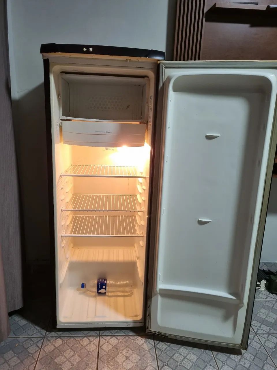 Geladeira simples ( funcionando perfeitamente) ENTREGA GRATIS (CONSULTAR) - Foto 2
