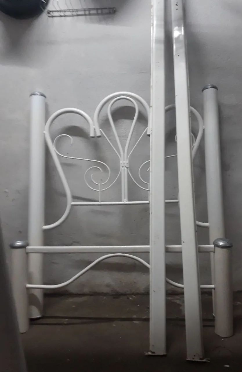 Cama em cor branca com retoques na pintura.  - Foto 2