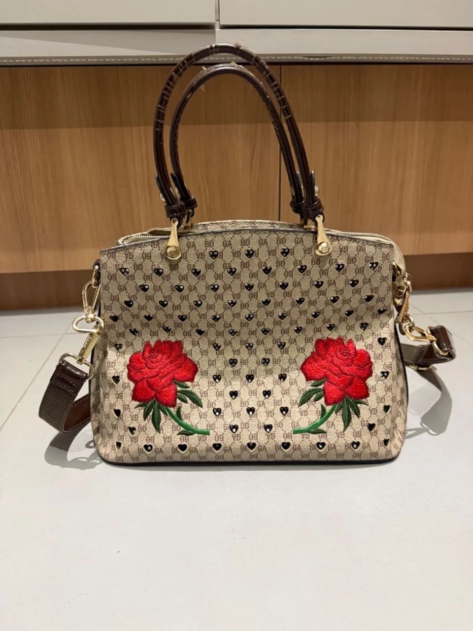 Bolsa feminina com bordado e pedraria