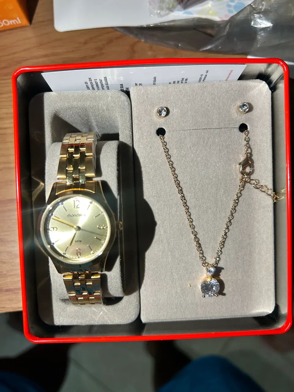 Kit relógio mondaine original sem marca de uso, junto com colar e brinco.