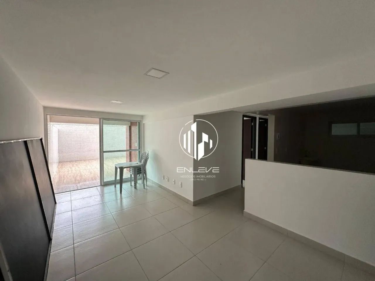 Apartamento térreo com área externa privativa com 02 quartos à 50m da Praia do Cabo Branco
