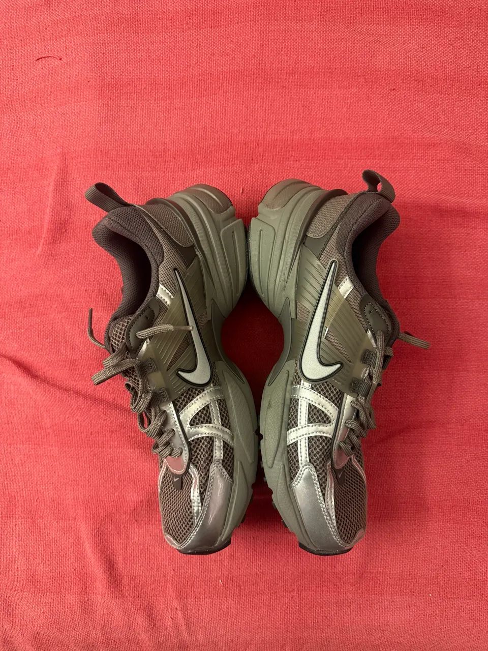 TENIS NIKE V2K RUN CAVE STONE 42 - Foto 2