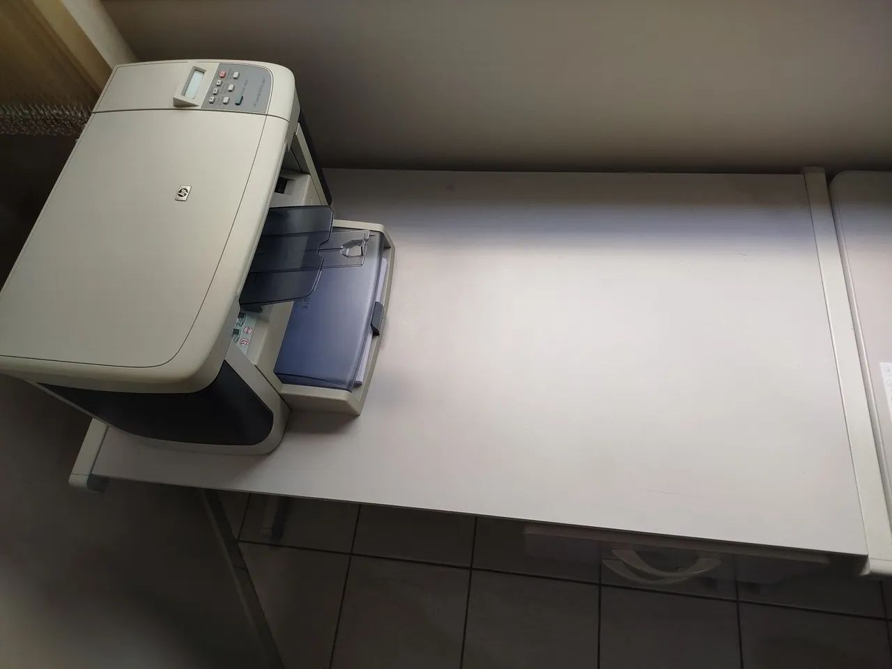 Mesa com 2 gavetas e chave - Foto 2