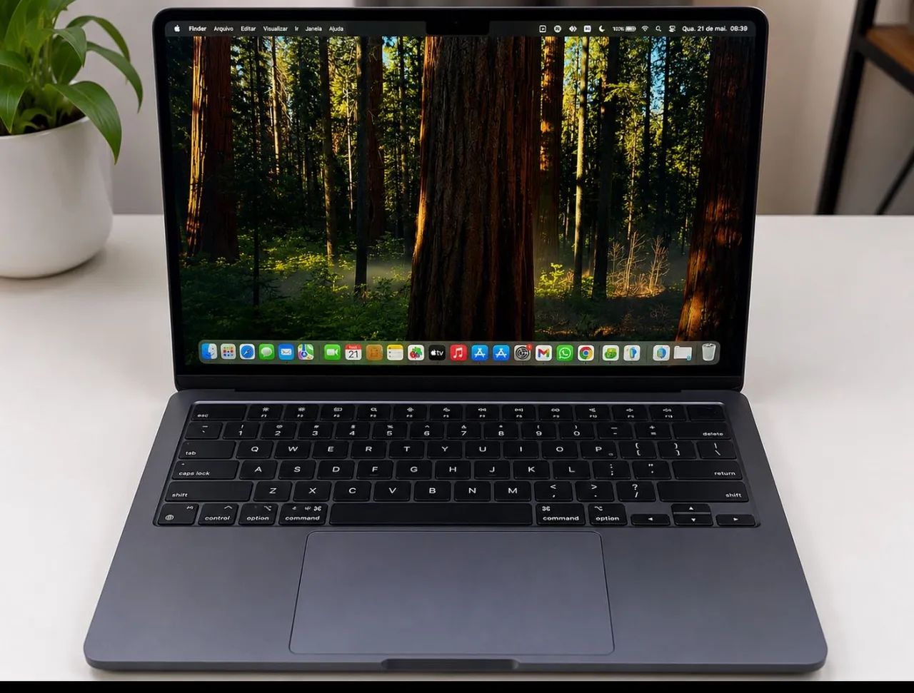 MacBook Air 13? com chip M4, 16 GB de RAM e SSD de 512 GB, cor Meia-Noite.