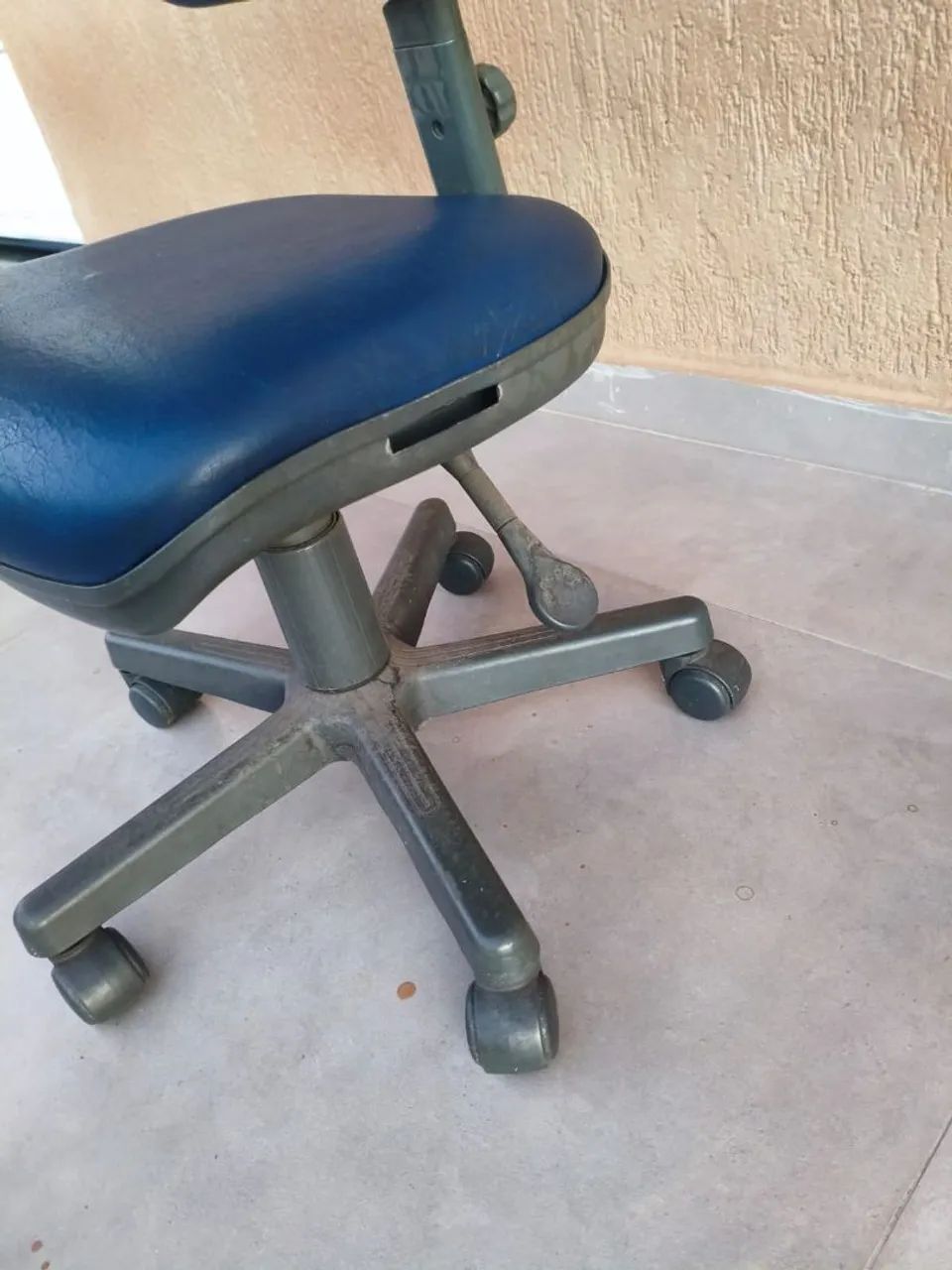 Cadeira giratória courino assento e encosto reguláveis  - Foto 2