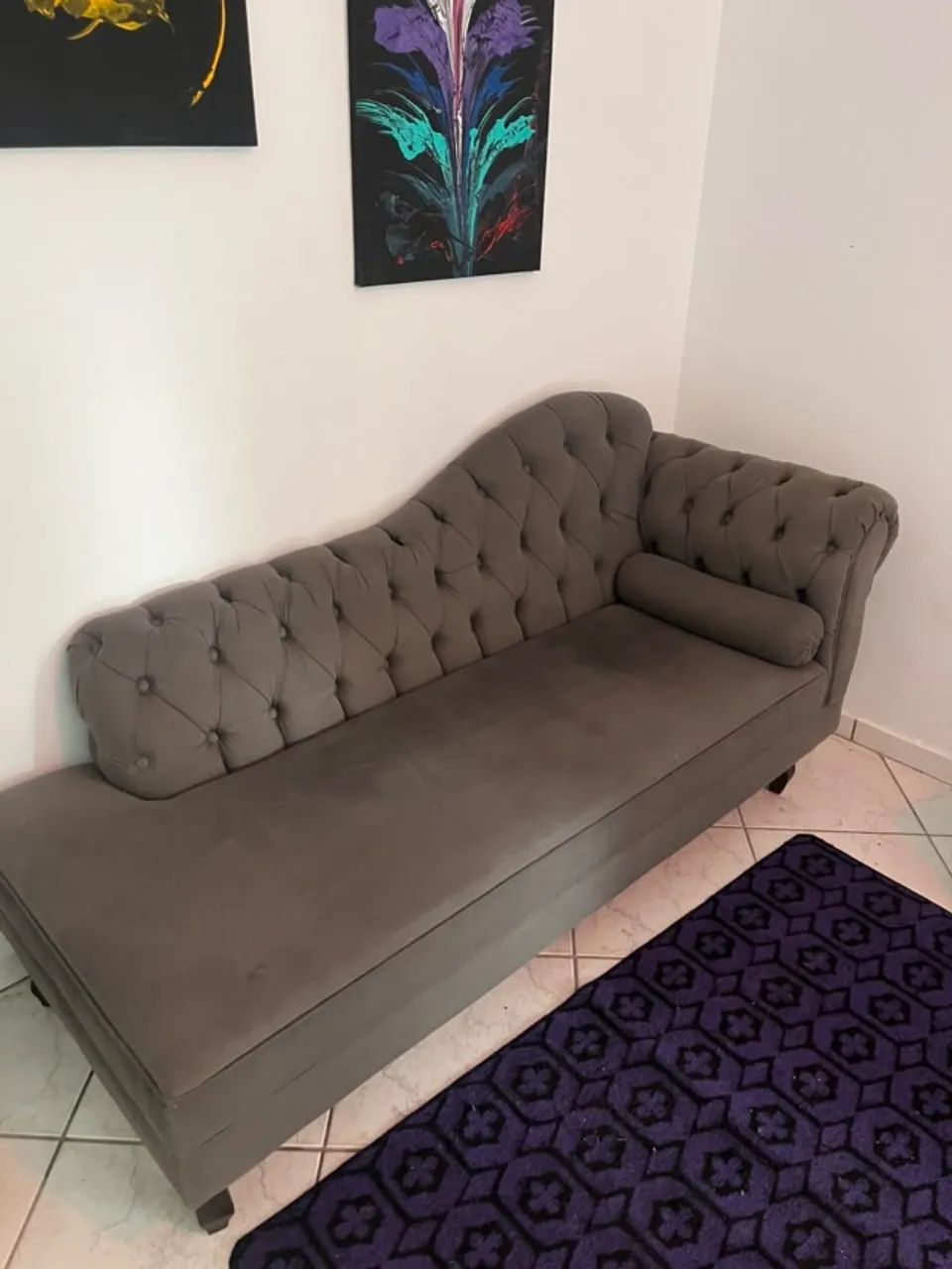 Divã Cinza em Suede com Encosto Capitonê e Almofada Rolo - Foto 4