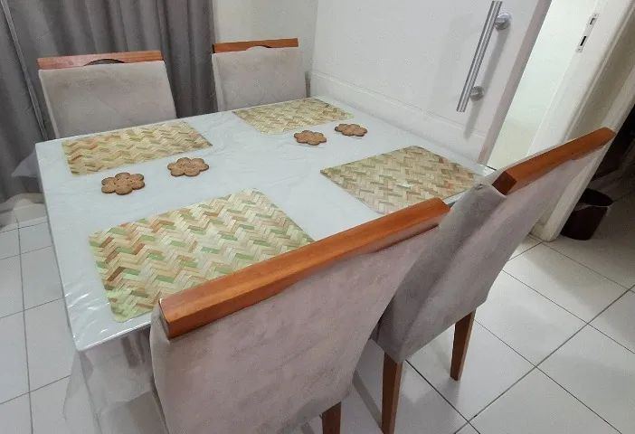 Mesa de jantar retangular com tampo de vidro e 4 cadeiras