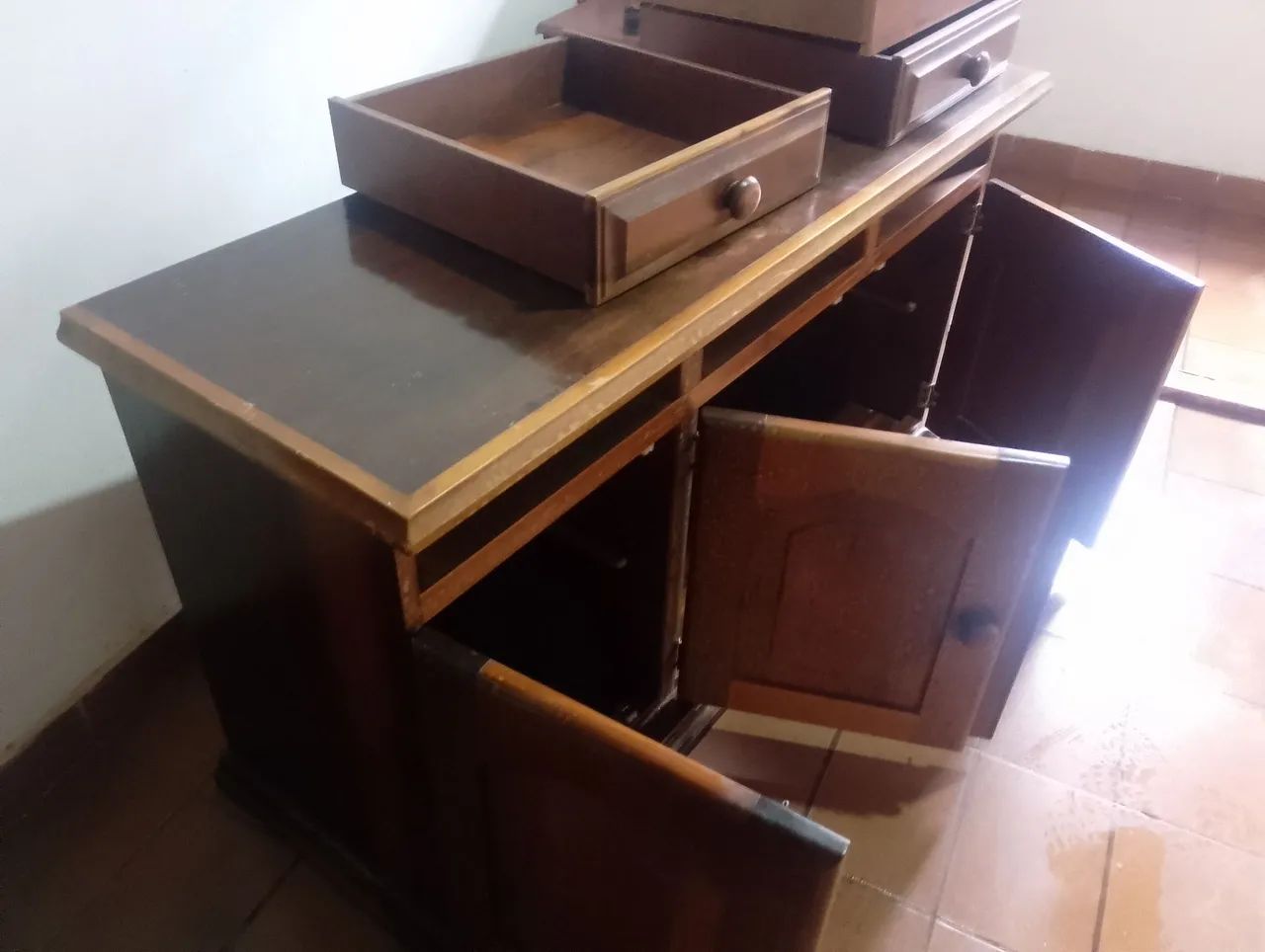 Vendo cômoda de madeira maciça usada