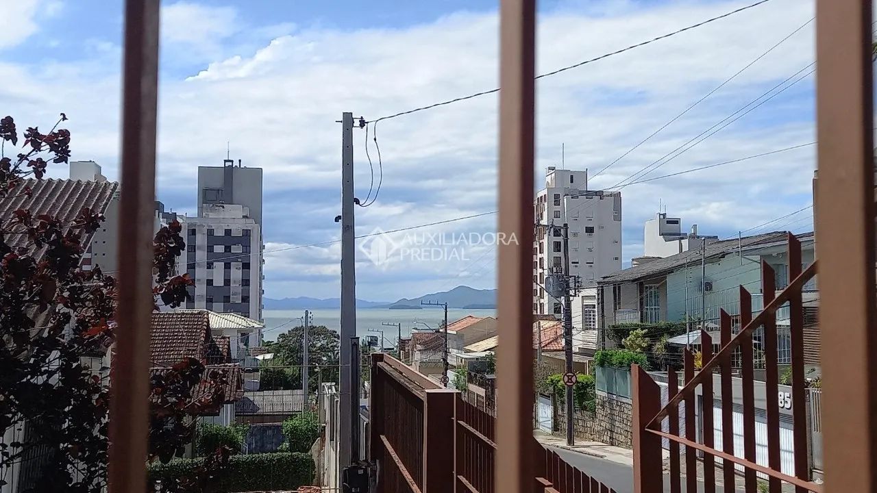 RESIDÊNCIA IMPECÁVEL COM 4 DORMITÓRIOS + EDÍCULA NA AGRONÔMICA