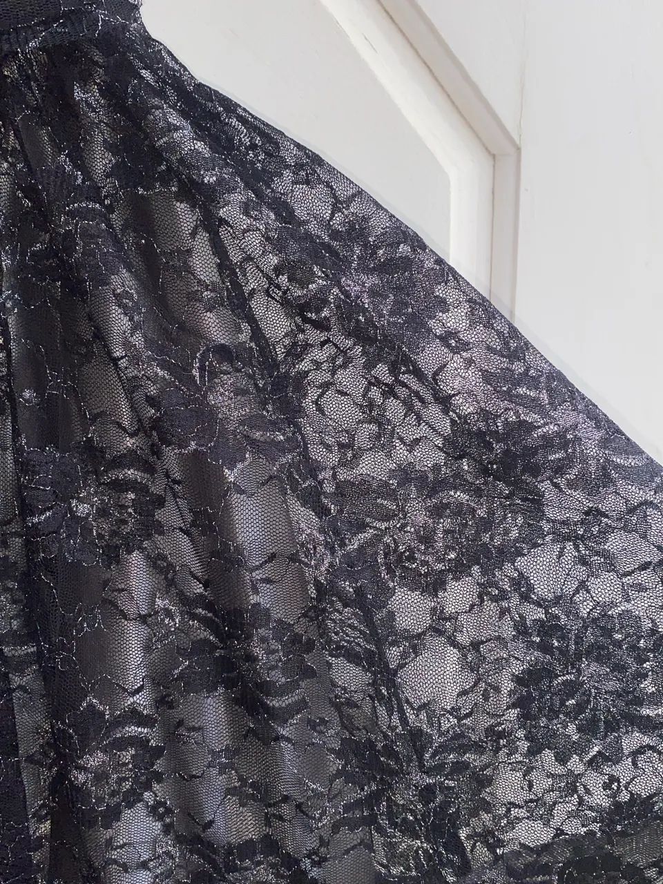 VESTIDO PRETO COM RENDA E FIOS PRATEADOS  - Foto 4