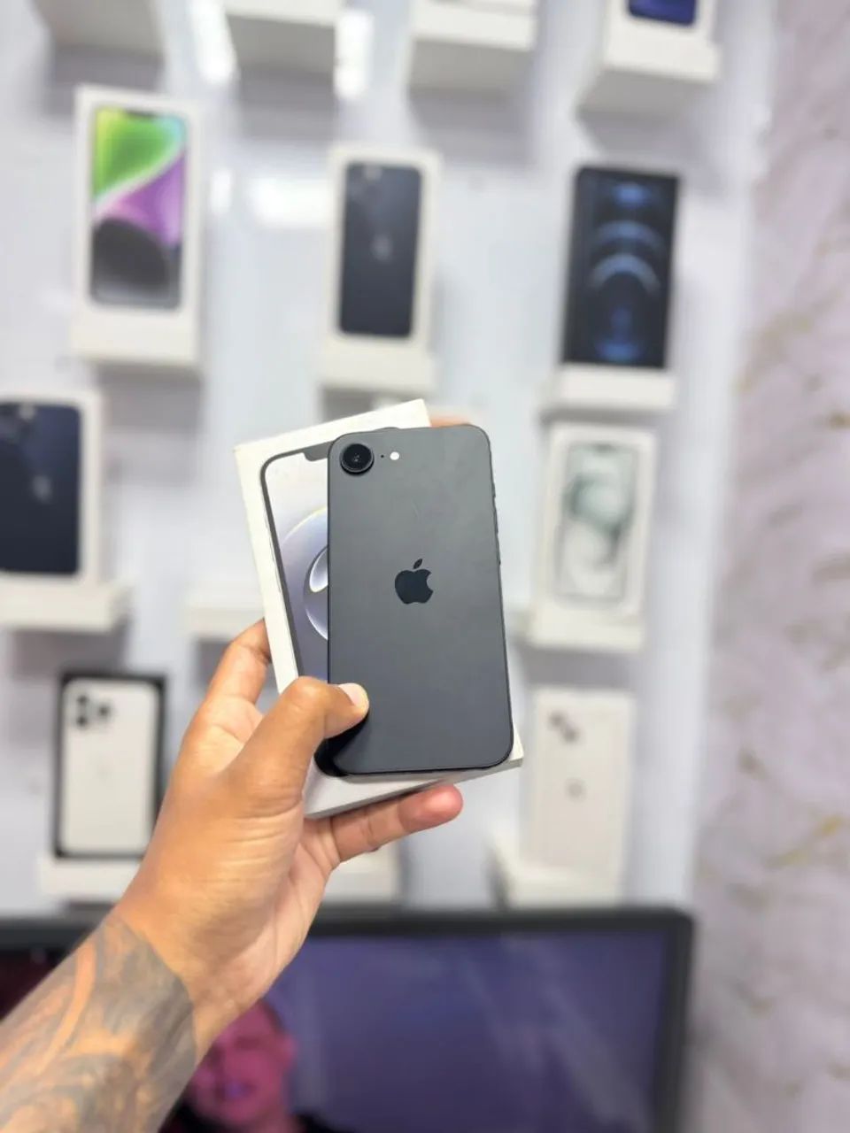 IPHONE 16e 256GB<br>R$ 3.299,00 MUITO TOP