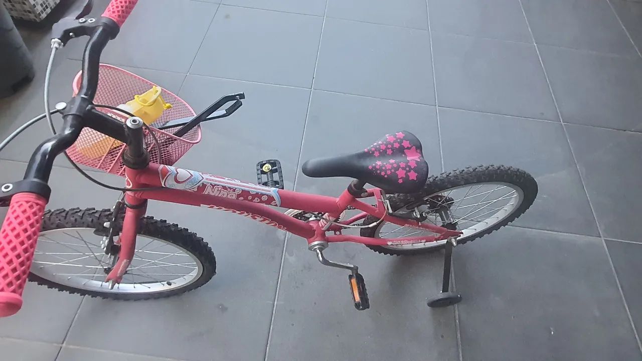 Bicicleta infantil de menina- cor de rosa- com cestinha e rodinhas  - Foto 3