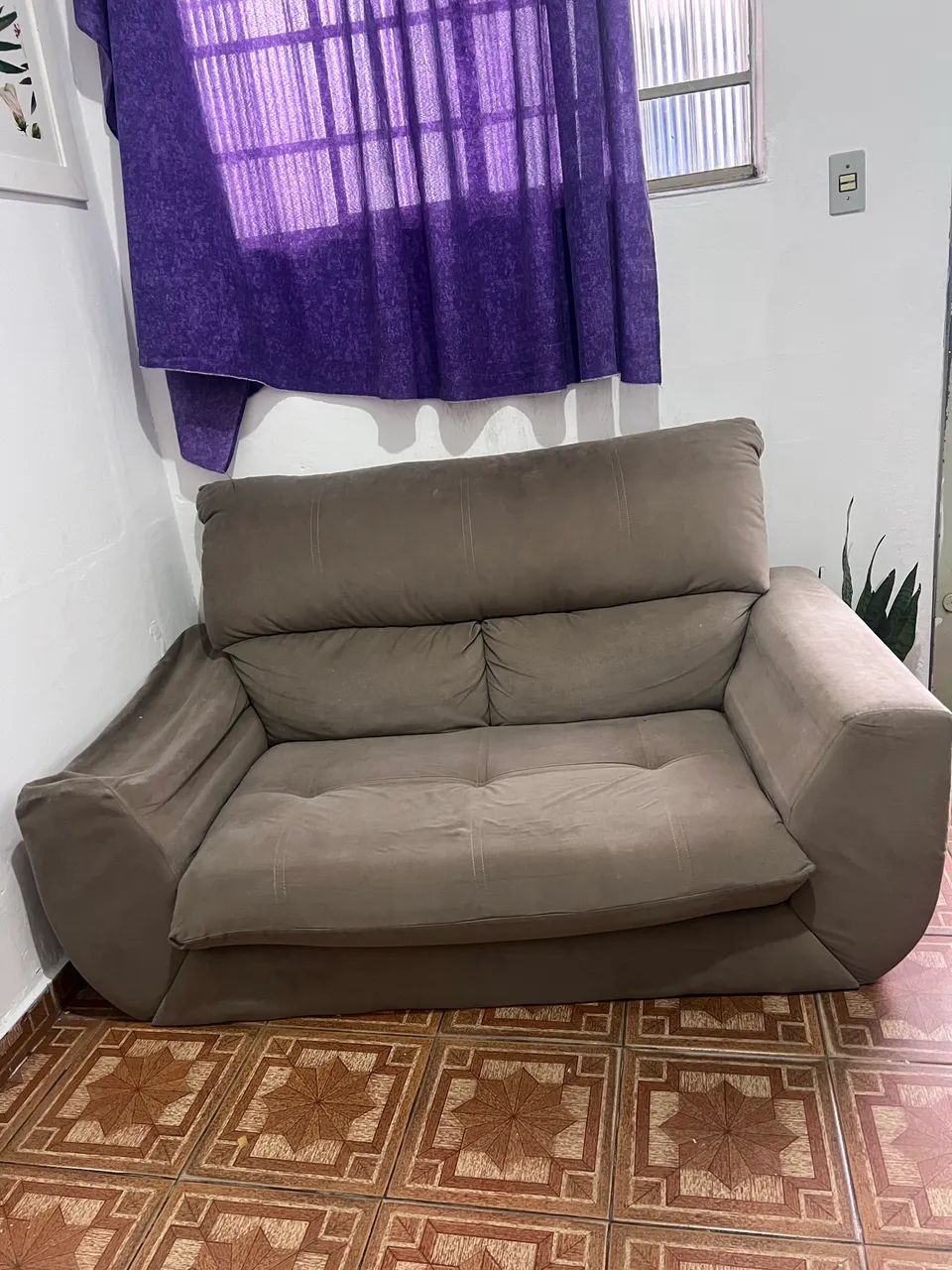 Sofá com detalhe solucionável no braço no preço  - Foto 3