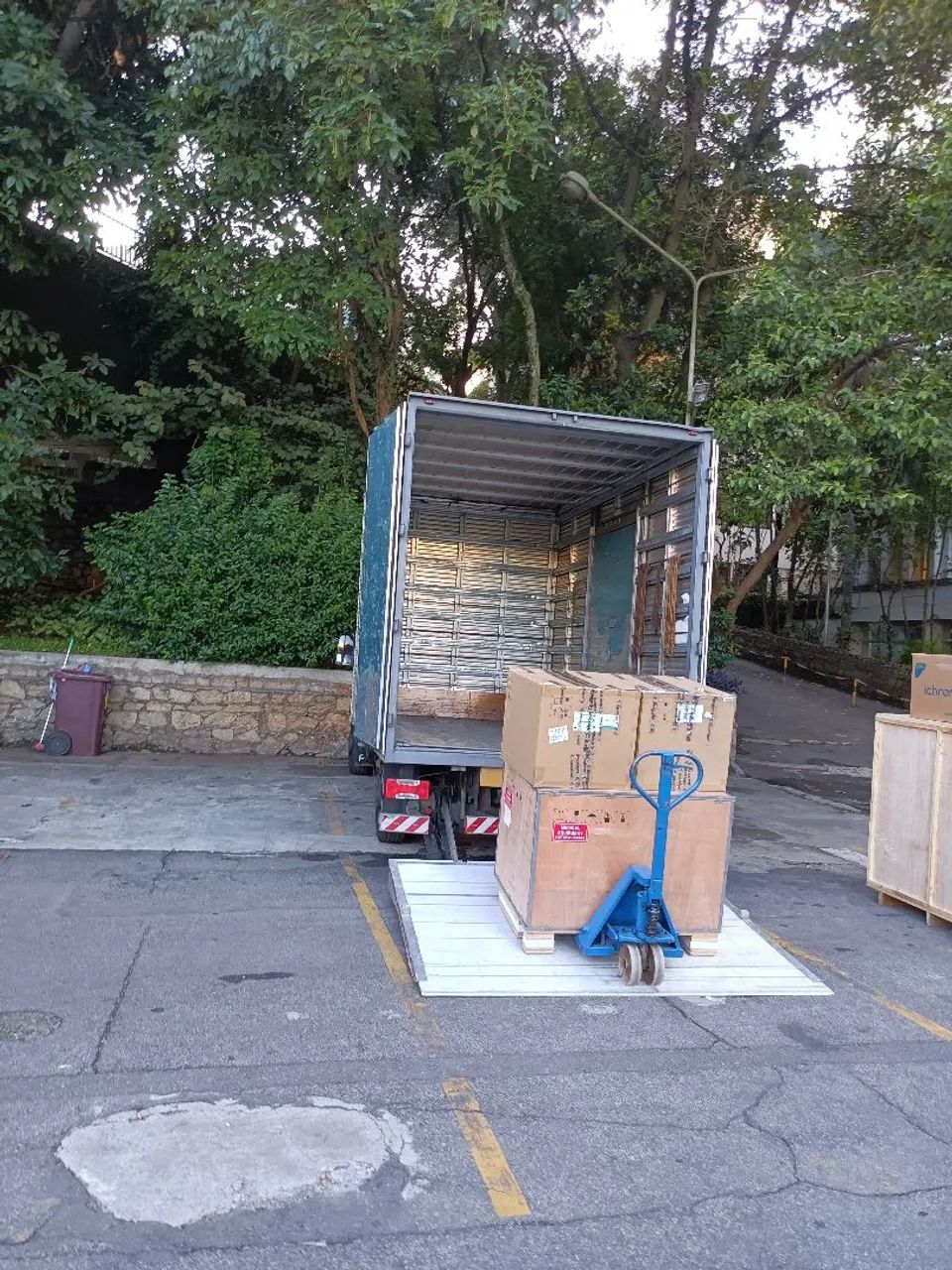 Caminhão com plataforma elevatória baú  - Foto 4