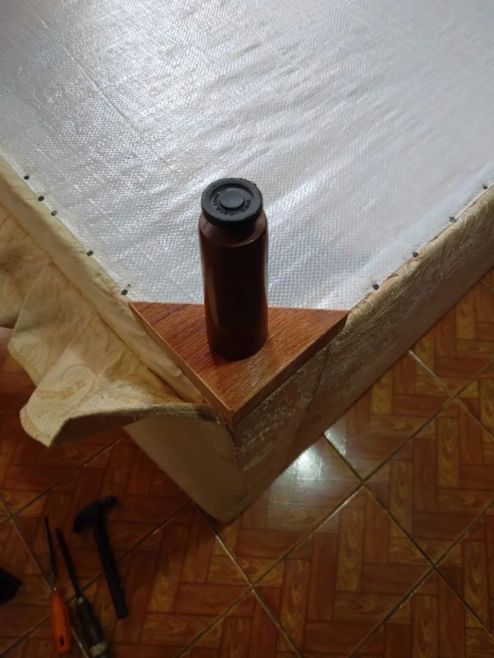 Maravilhoso Sofá Retrô com Almofadas Soltas - Excelente Estrutura - Foto 3