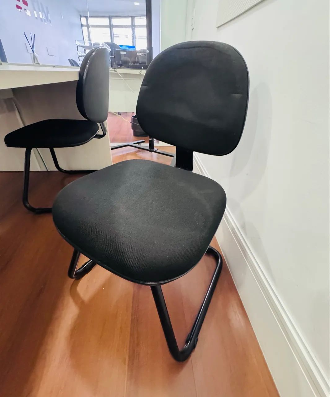 Cadeira Office Estofada com Base Sled - 2 unidades (R$150 cada ou R$250 o par) - Foto 2
