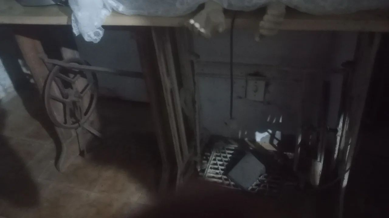 Pé de máquina antiga  - Foto 5