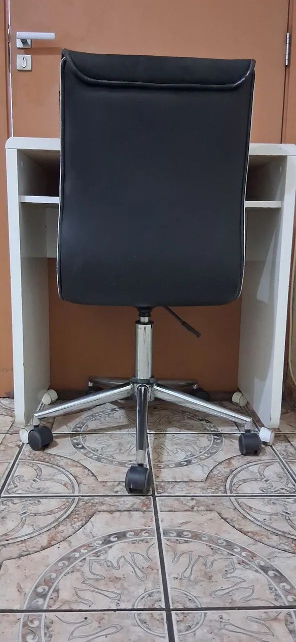 Escrivaninha e cadeira de escritório