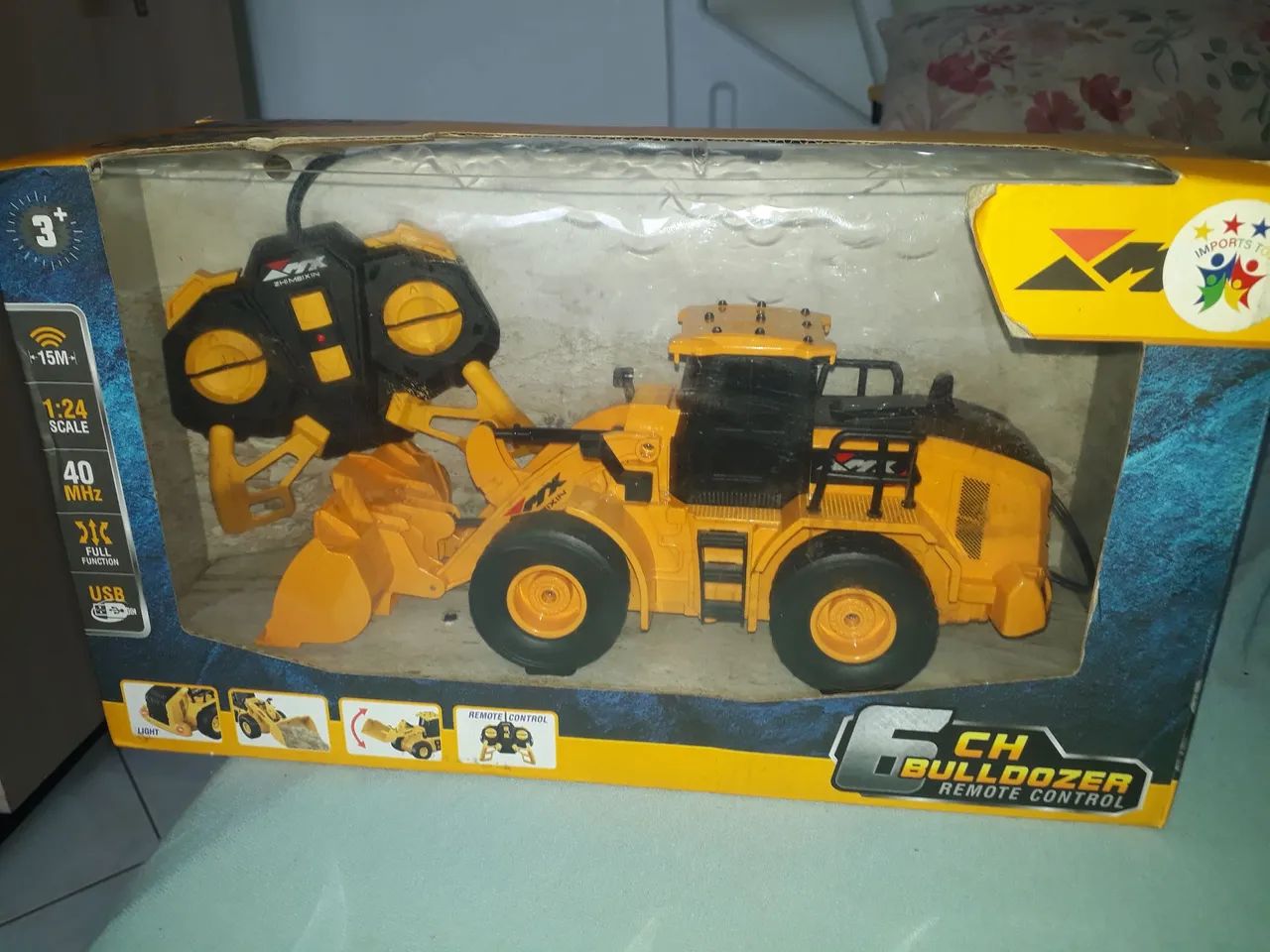 Carregadeira de controle remoto 