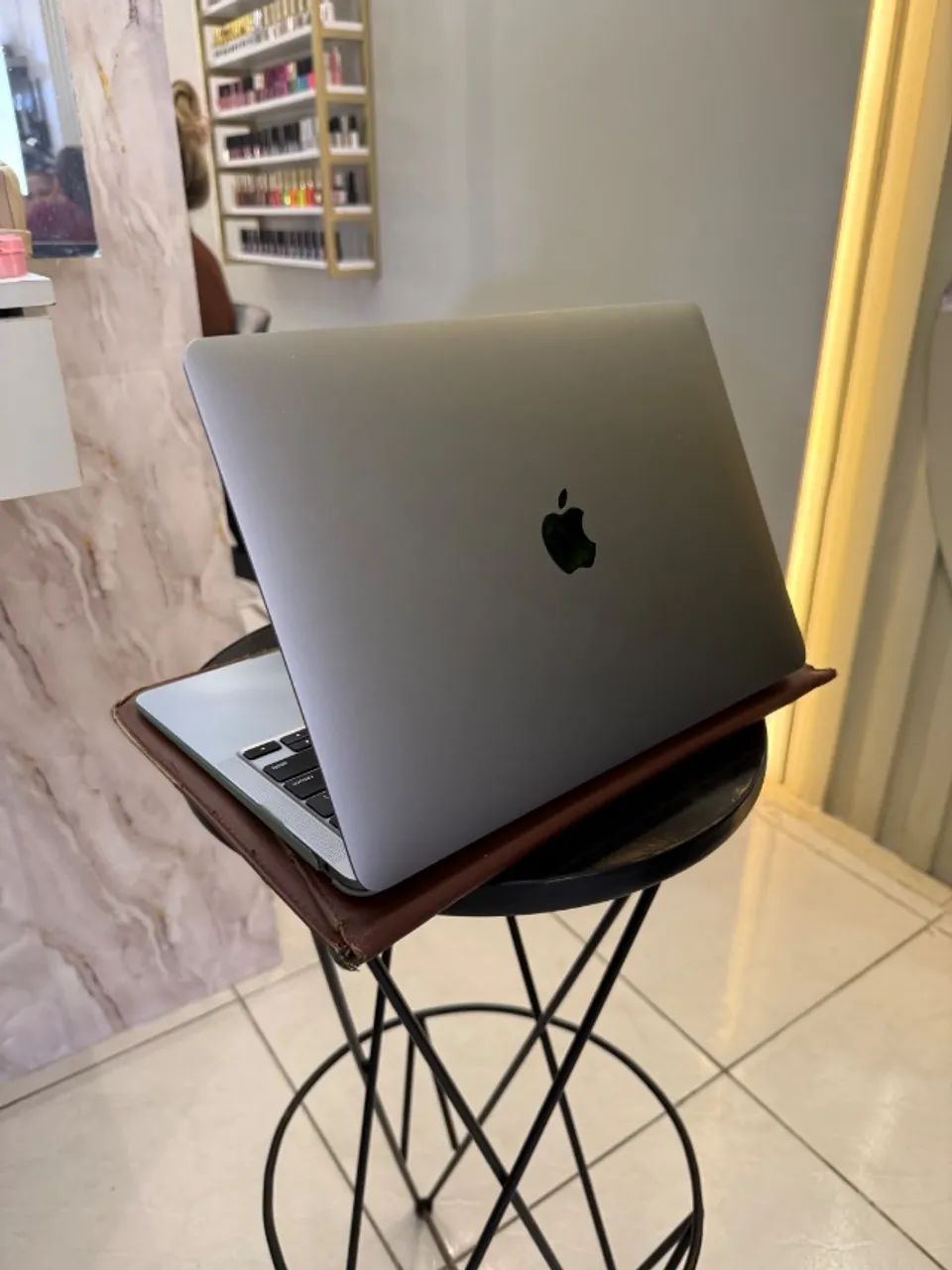 Vendo MacBook Air M1 (2020) Silver 512GB, muito bem cuidado e funcionando perfeitamente.