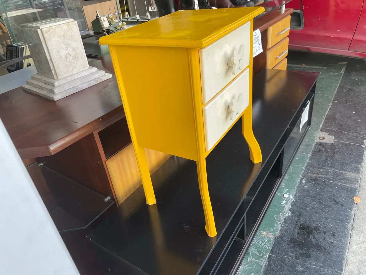 Mesa de Cabeceira Amarela com Duas Gavetas Branca - Foto 4