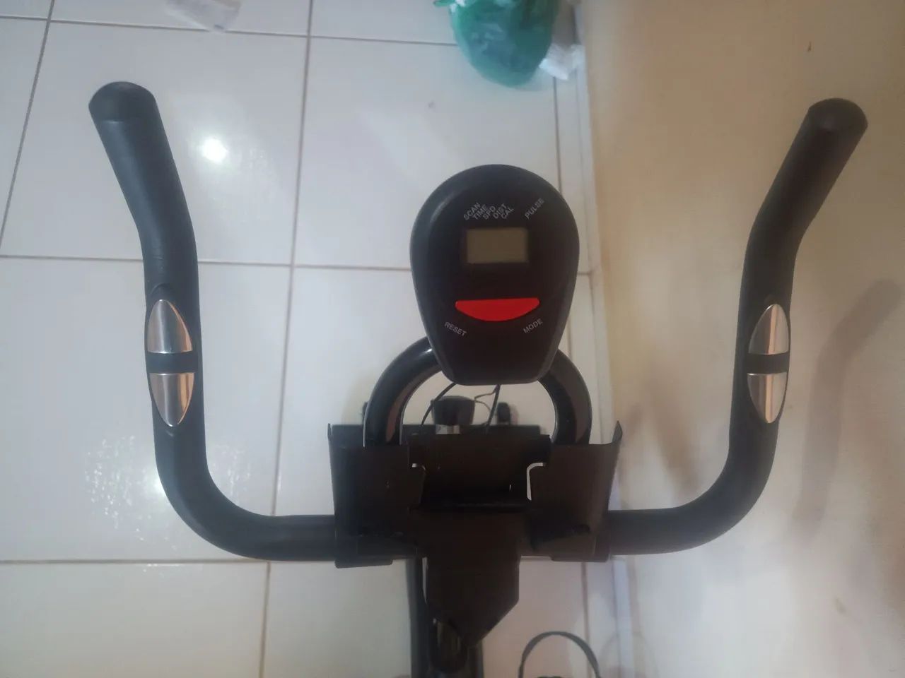 Bicicleta ergométrica pouquíssima usada.  - Foto 2