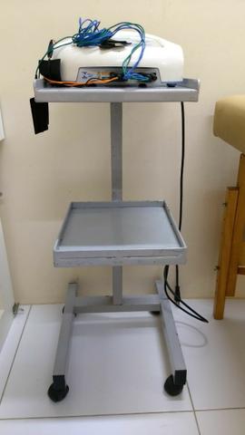 Carrinho para equipamentos de fisioterapia
