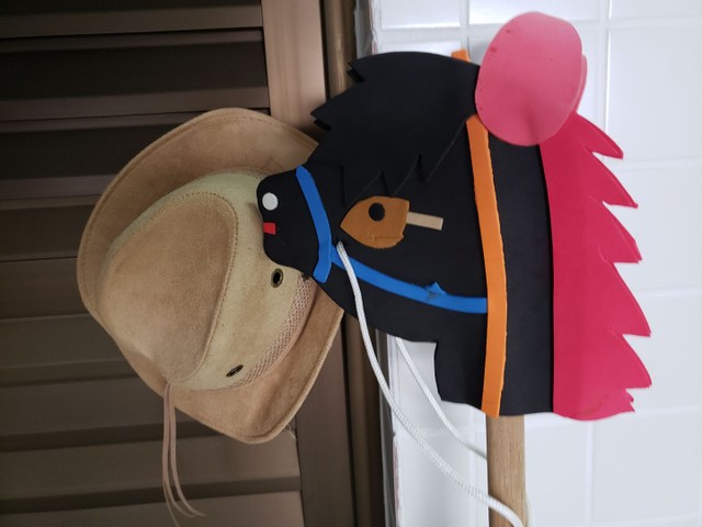 Kit Cowboy chapéu de couro + cavalinho madeira