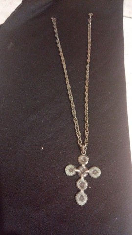 corrente com pingente em crucifixo com pedrarias coloridas - Foto 3