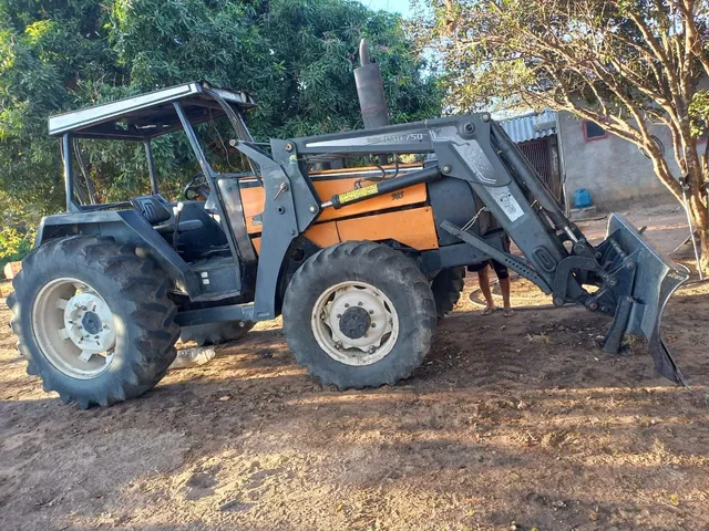 Desenhos de trator - JOHN DEERE LEVANDO A CONCHA DA NEW HOLLAND