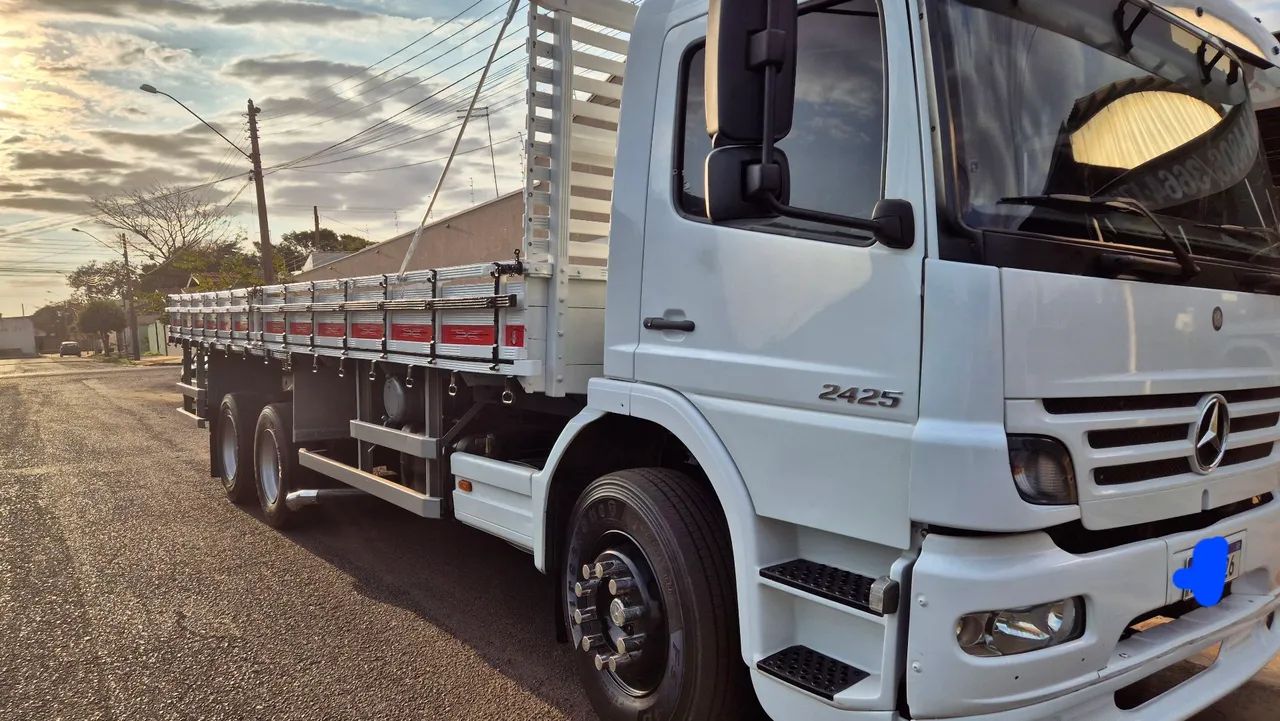 Atego 2425 2011 carroceria