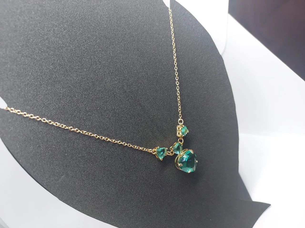 Colar banhado a ouro com pedras verde água - lindo! - Foto 2