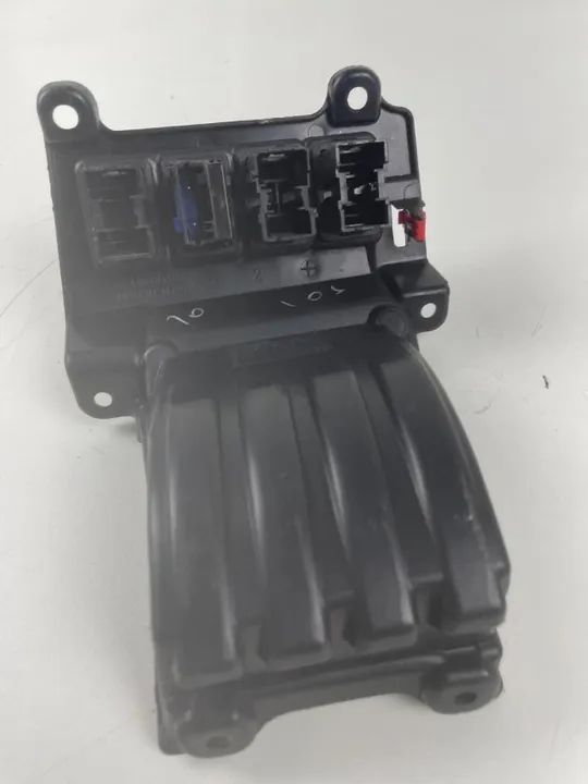 Moldura Esquerda Painel Botões Elétricos Yaris 2020 - Foto 3