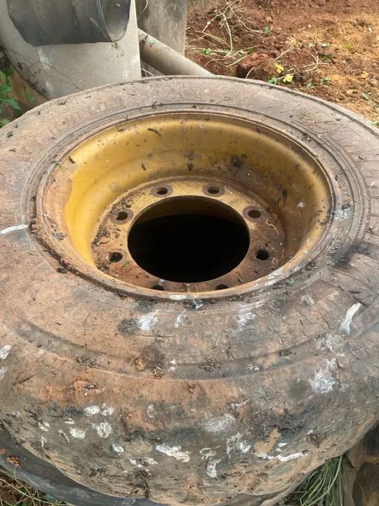 Pneu e 1 roda para máquina case Aro 12x16,5  - Foto 2