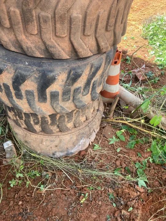 Pneu e 1 roda para máquina case Aro 12x16,5  - Foto 4